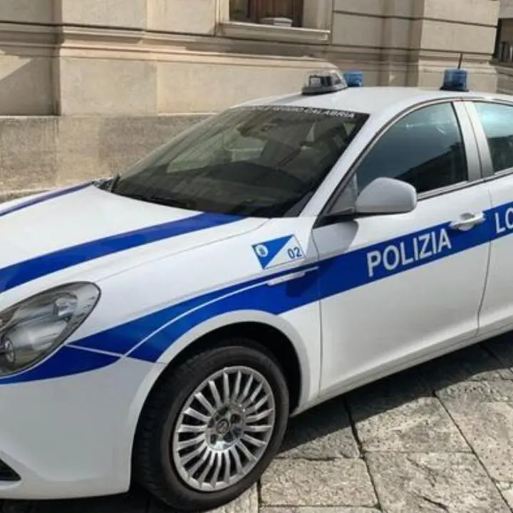 Reggio Calabria, 85enne si assenta da casa per una settimana e al rientro la trova occupata: tre denunce