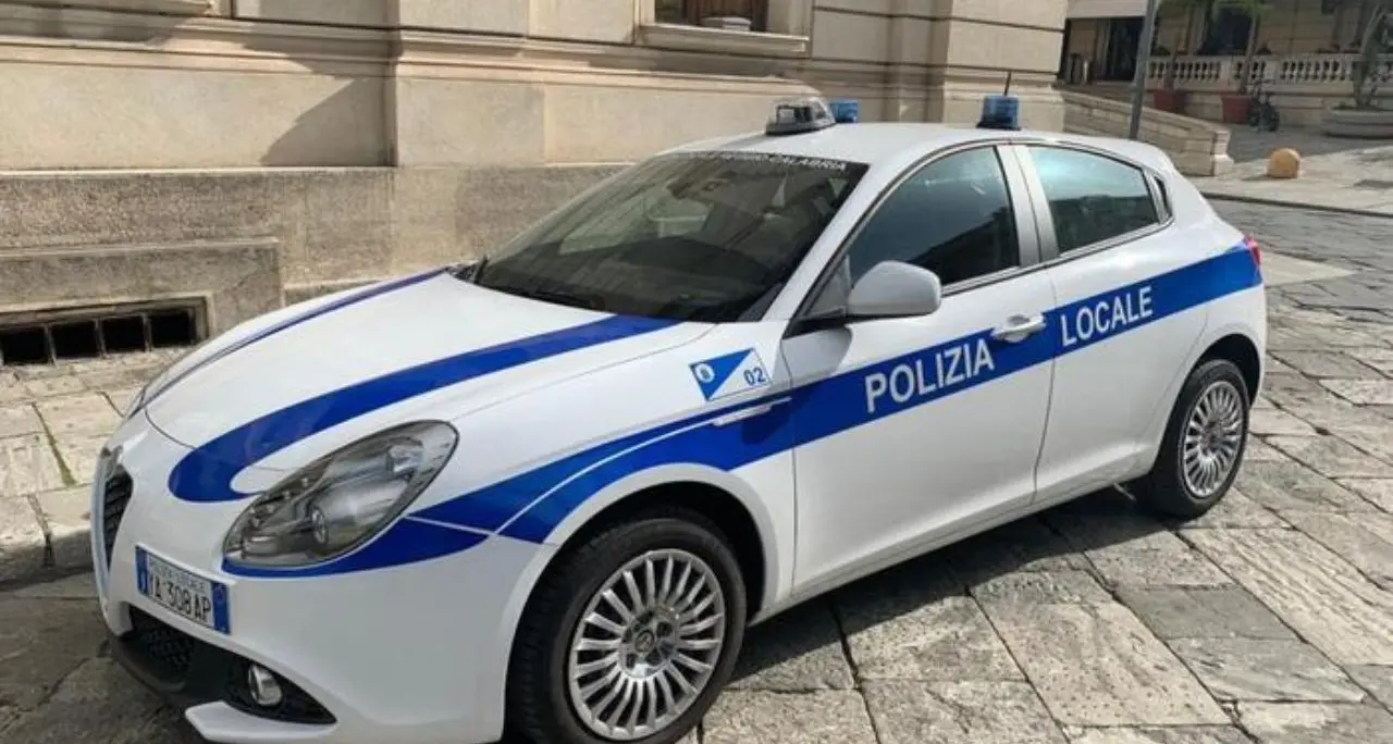 Uomo ubriaco con patente revocata e senza assicurazione semina il panico: fermato in centro a Reggio dalla Polizia Locale\n