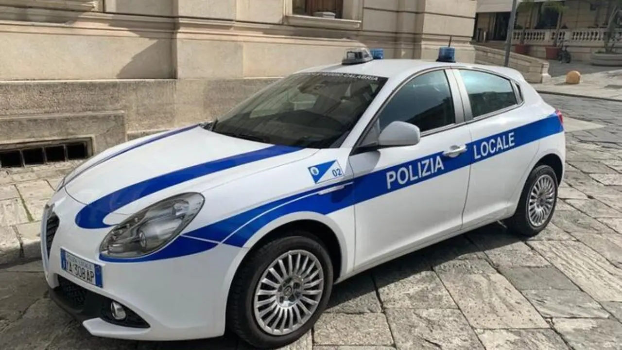 Uomo ubriaco con patente revocata e senza assicurazione semina il panico: fermato in centro a Reggio dalla Polizia Locale\n