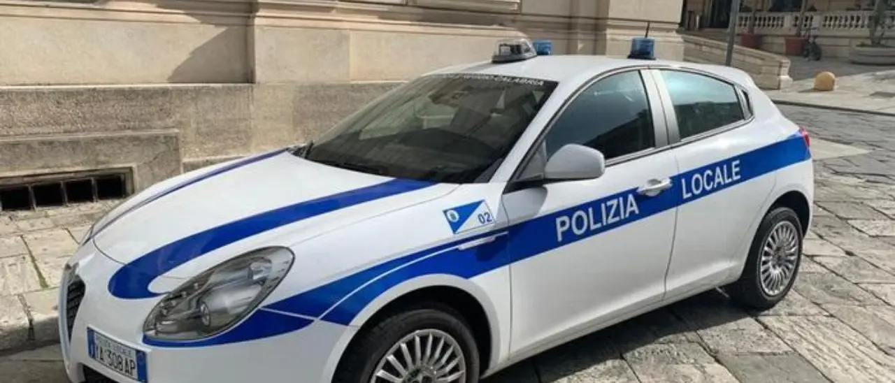 Reggio Calabria, 85enne si assenta da casa per una settimana e al rientro la trova occupata: tre denunce