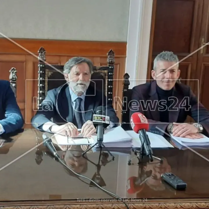 Rifiuti Catanzaro, parte della minoranza risponde alla Sieco: «Grave attacco alla libertà»