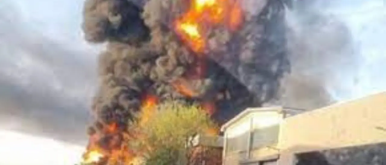 Novara, in fiamme fabbrica di solventi: salvi tutti gli operai. Il sindaco ai cittadini: «Chiudete le finestre»