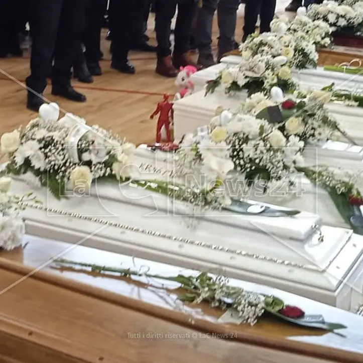 Uno dei bimbi non identificati sarà sepolto a Paola: riposerà nella città del santo patrono della Calabria