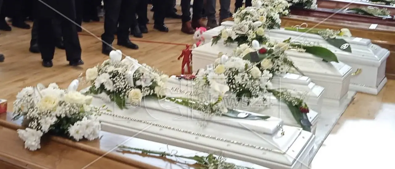 Uno dei bimbi non identificati sarà sepolto a Paola: riposerà nella città del santo patrono della Calabria