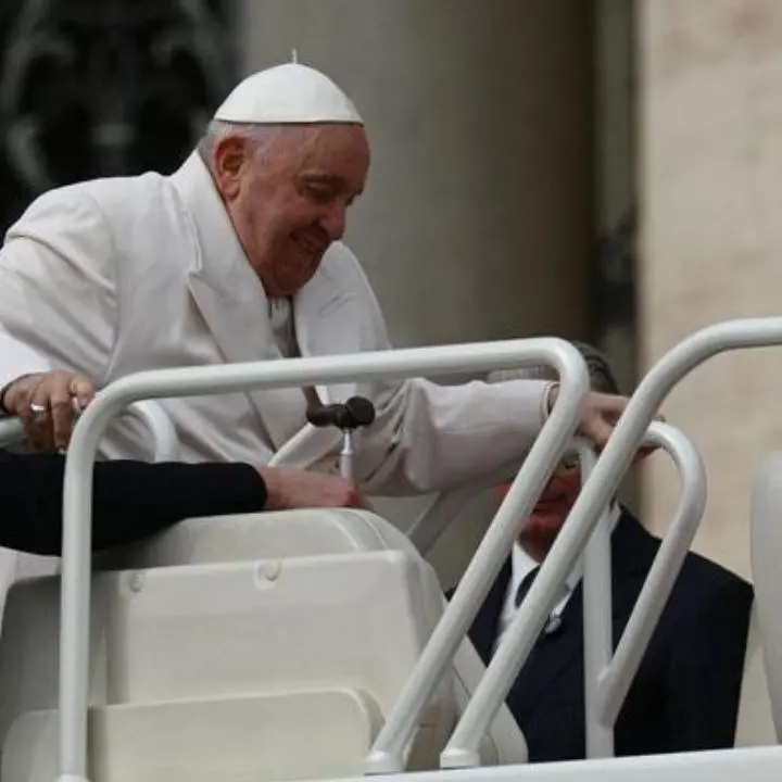 Papa Francesco ricoverato all’Ospedale Gemelli per «infezione respiratoria», il malore dopo l’udienza generale