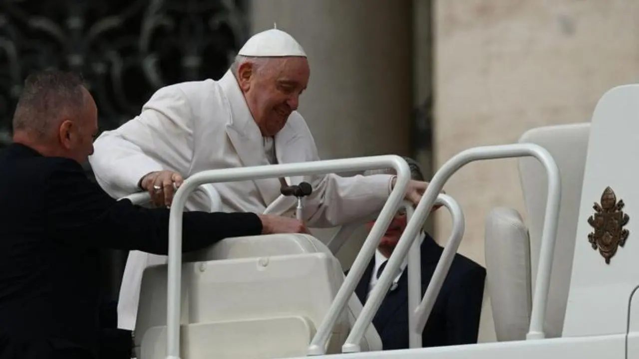 Papa Francesco ricoverato all’Ospedale Gemelli per «infezione respiratoria», il malore dopo l’udienza generale