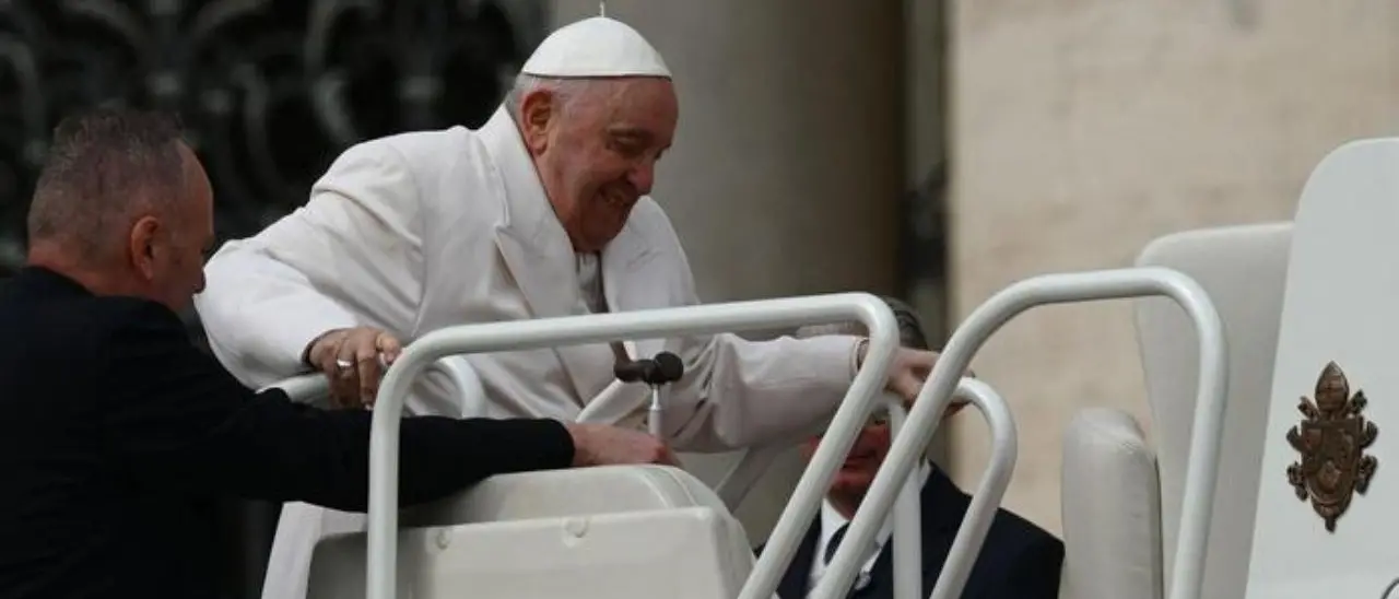 Papa Francesco ricoverato all’Ospedale Gemelli per «infezione respiratoria», il malore dopo l’udienza generale