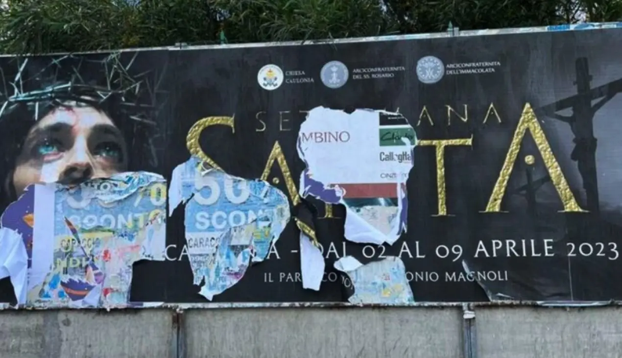 Vandali in azione a Caulonia, strappati i manifesti della Settimana Santa: la denuncia del parroco