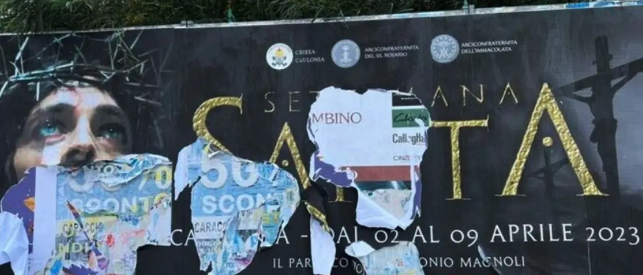 Vandali in azione a Caulonia, strappati i manifesti della Settimana Santa: la denuncia del parroco