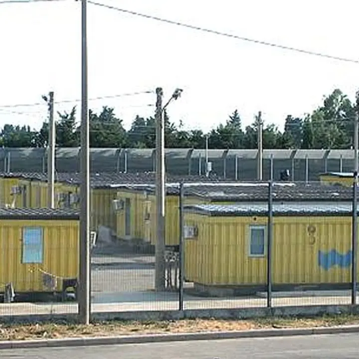 Migranti, in 51 trasferiti in aereo da Lampedusa a Crotone