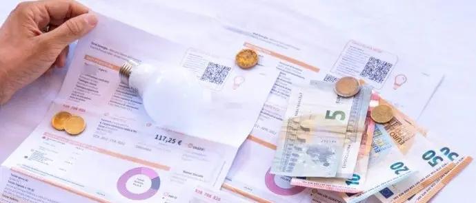 Bollette luce in calo, Arera: «-55% nel secondo trimestre 2023»