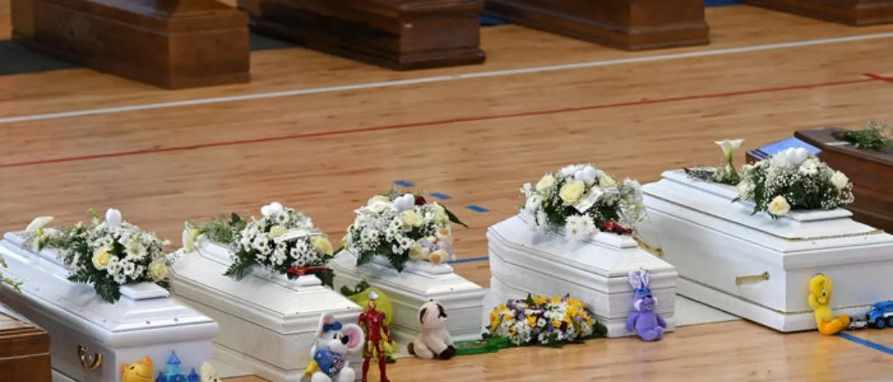 Uno dei bimbi morti nel naufragio di Cutro sarà seppellito a Paola: accolta la richiesta del sindaco Politano