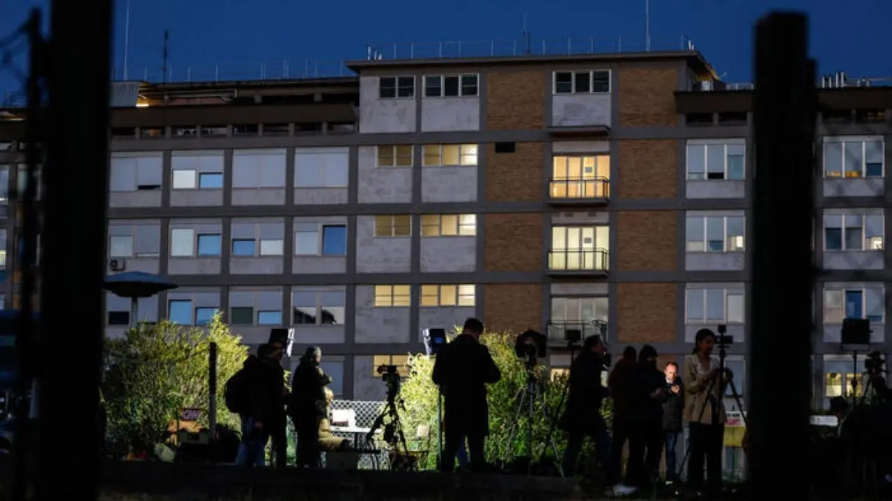 Papa Francesco, seconda notte tranquilla al Policlinico Gemelli