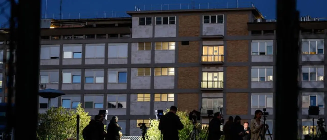 Papa Francesco, seconda notte tranquilla al Policlinico Gemelli