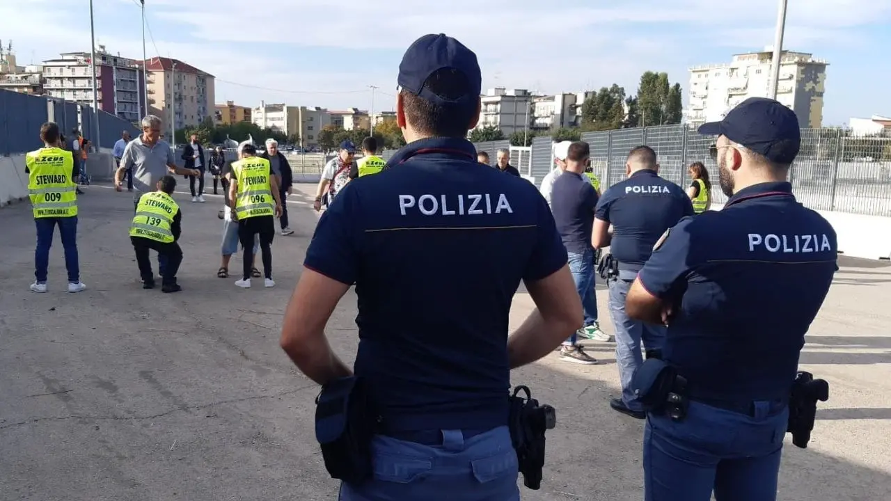 Crotone-Catanzaro, lancia un seggiolino e un fumogeno in campo: scatta il Daspo per un tifoso rossoblu