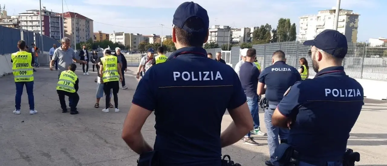 Crotone-Catanzaro, lancia un seggiolino e un fumogeno in campo: scatta il Daspo per un tifoso rossoblu