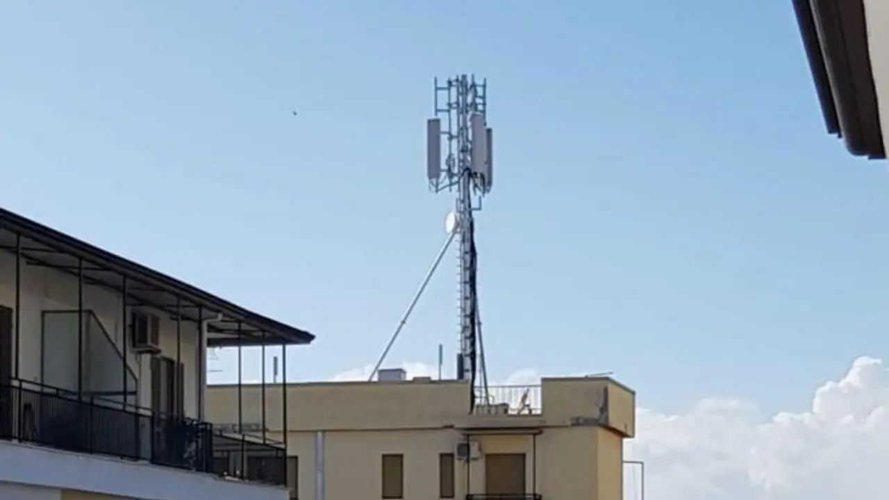 Corigliano Rossano, installati due nuovi ripetitori per la telefonia mobile: domani sit-in dei cittadini