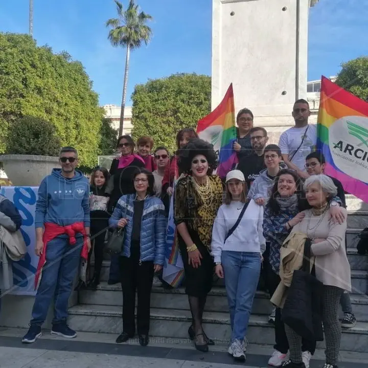 Anche Reggio si tinge dei colori dell’arcobaleno: «Giù le mani dai nostri figli», la manifestazione di Arcigay