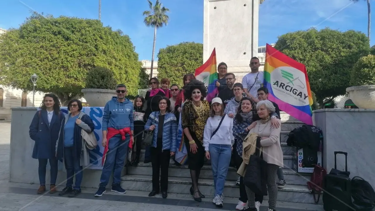 Anche Reggio si tinge dei colori dell’arcobaleno: «Giù le mani dai nostri figli», la manifestazione di Arcigay