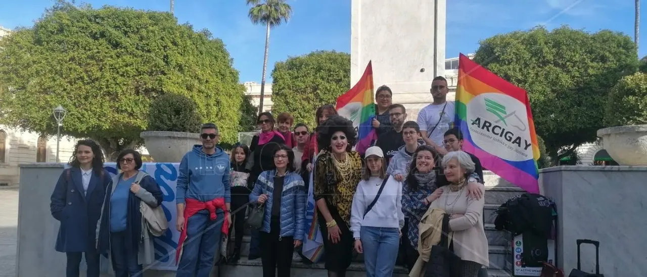 Anche Reggio si tinge dei colori dell’arcobaleno: «Giù le mani dai nostri figli», la manifestazione di Arcigay