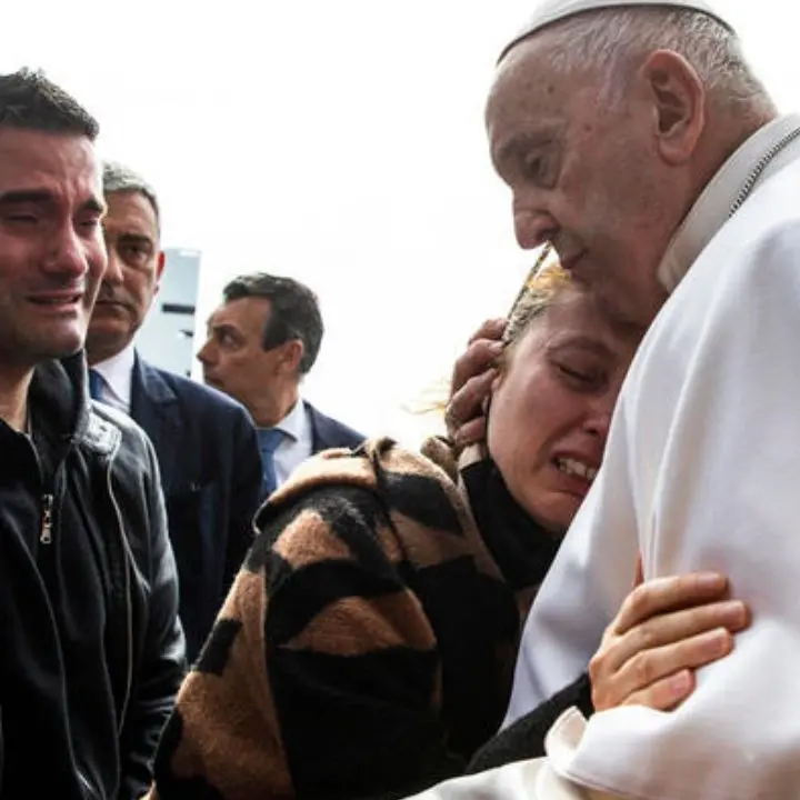 Papa Francesco è stato dimesso dall’ospedale: «Ho sentito un malessere ma non ho avuto paura»