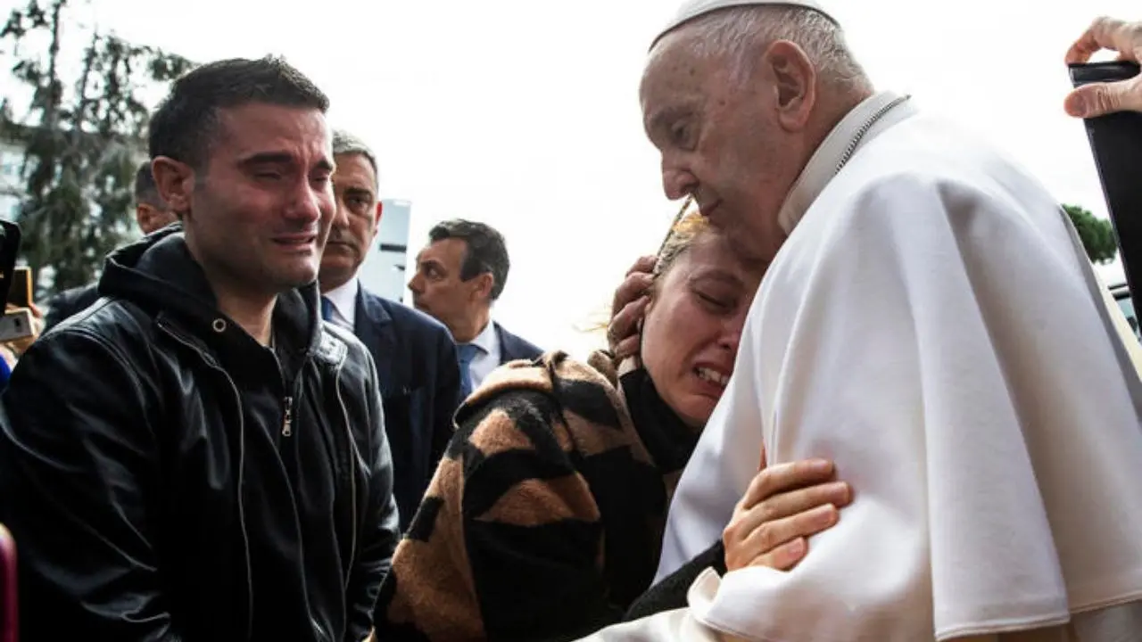 Papa Francesco è stato dimesso dall’ospedale: «Ho sentito un malessere ma non ho avuto paura»