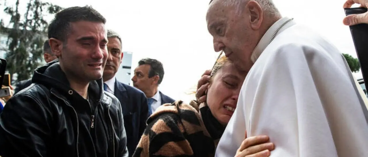 Papa Francesco è stato dimesso dall’ospedale: «Ho sentito un malessere ma non ho avuto paura»