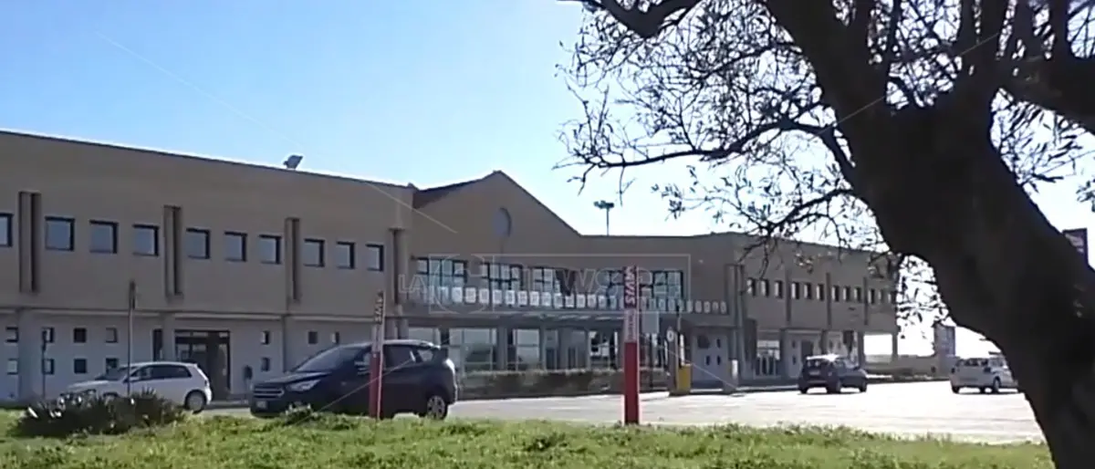 Aeroporto di Crotone, voli dirottati e cancellati per il forte vento. Protestano i passeggeri: interviene la polizia