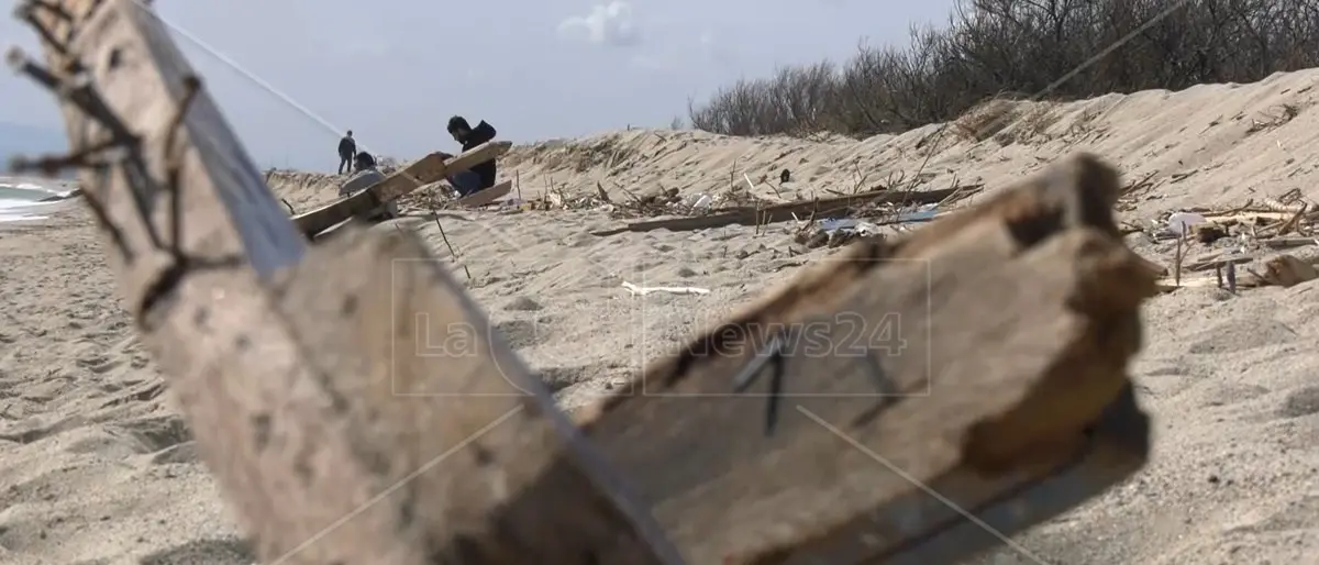 Naufragio a Cutro, trovato il corpo di un giovane di vent’anni: è la 92esima vittima