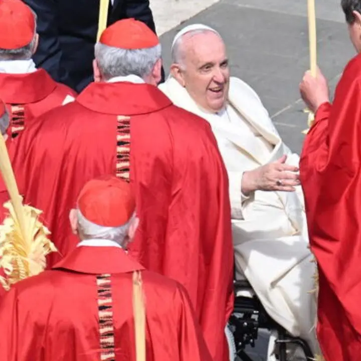 Papa Francesco a Piazza San Pietro per la messa: «Anche io ho bisogno che Gesù mi accarezzi»