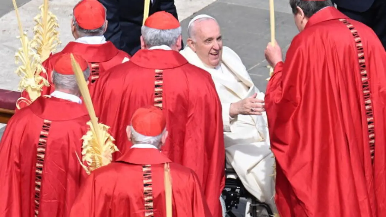 Papa Francesco a Piazza San Pietro per la messa: «Anche io ho bisogno che Gesù mi accarezzi»