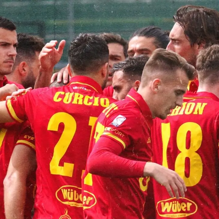 Il Catanzaro fa 90, vince anche in trasferta contro il Giugliano: finale 0-4