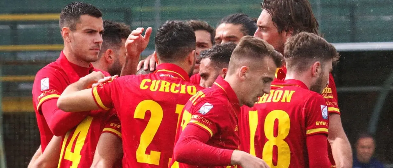 Il Catanzaro fa 90, vince anche in trasferta contro il Giugliano: finale 0-4