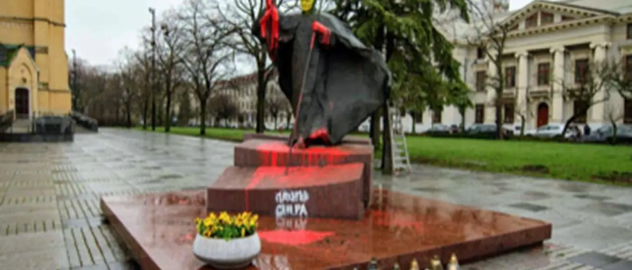 Imbrattato con della vernice il monumento dedicato a papa Karol Wojtyla in Polonia