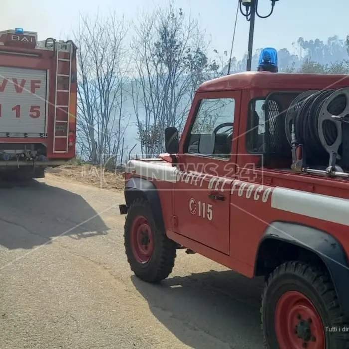 Incendio in una casa a Cutro, 72enne tratta in salvo dai carabinieri