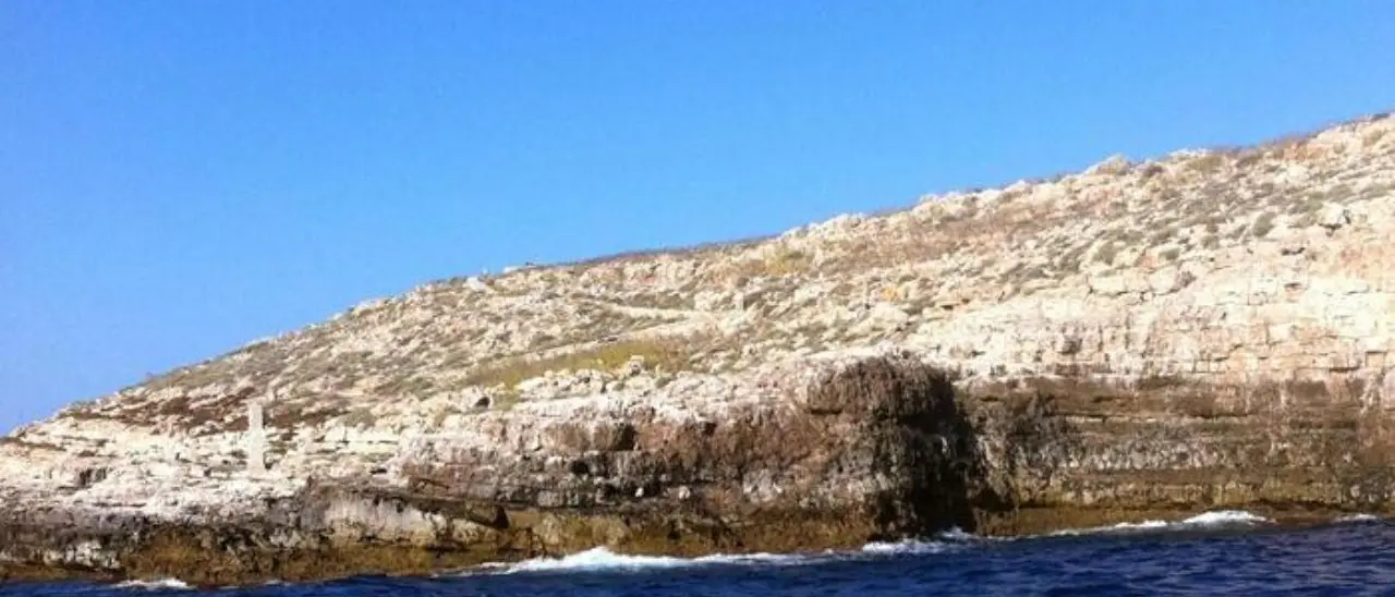 Migranti, 35 persone bloccate per il maltempo sull’isola di Lampione: c’è anche una donna incinta