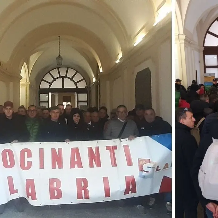 I tirocinanti calabresi protestano all’interno della Prefettura, Usb: «Contrattualizzazione lenta»