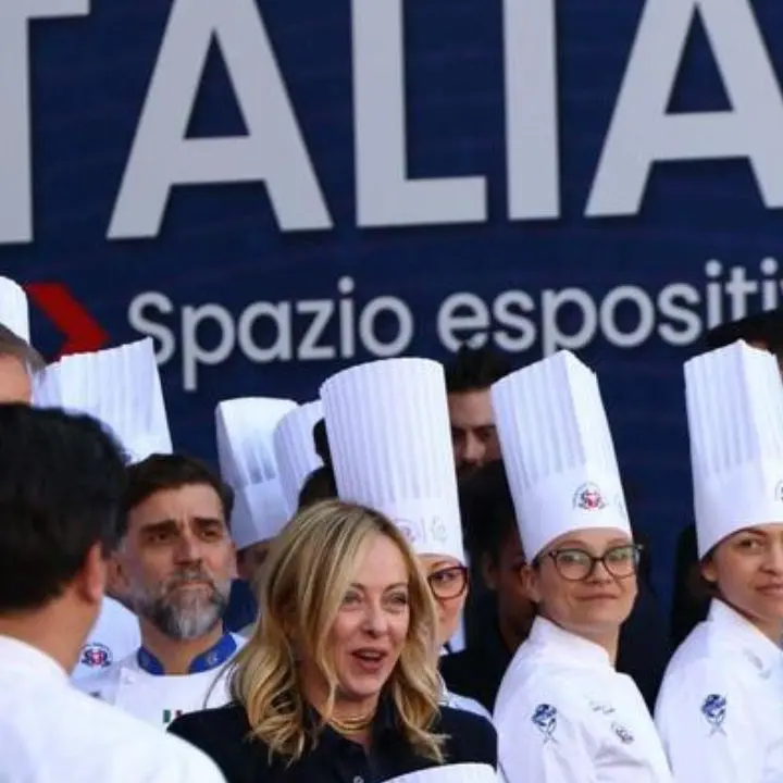 La premier Meloni in visita alla fiera di Verona: «Pensiamo a un liceo del made in Italy»