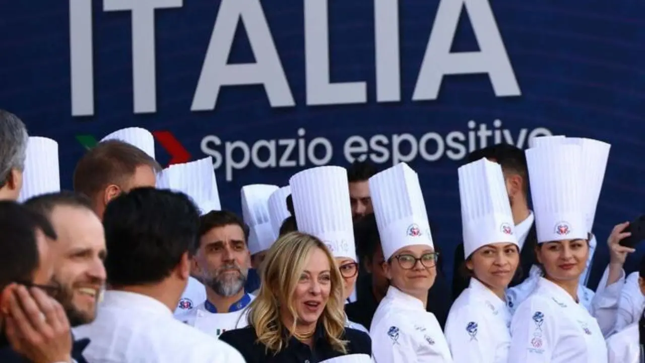 La premier Meloni in visita alla fiera di Verona: «Pensiamo a un liceo del made in Italy»