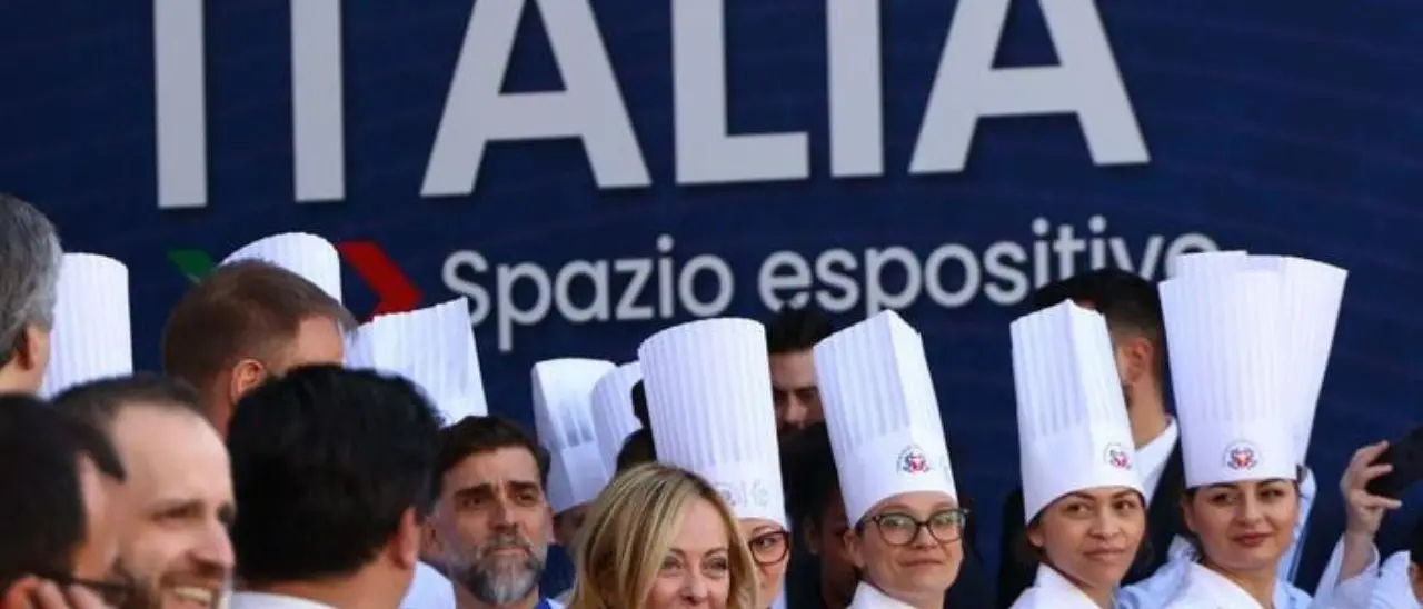 La premier Meloni in visita alla fiera di Verona: «Pensiamo a un liceo del made in Italy»