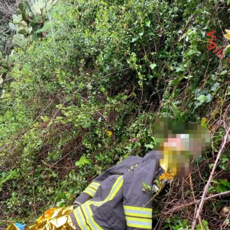 Catanzaro, per sfuggire dalle forze dell’ordine si lancia in un dirupo: soccorso dai vigili del fuoco