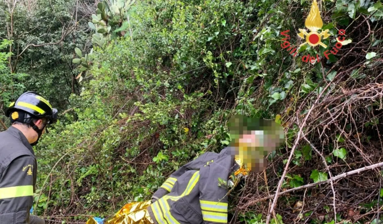 Catanzaro, per sfuggire dalle forze dell’ordine si lancia in un dirupo: soccorso dai vigili del fuoco