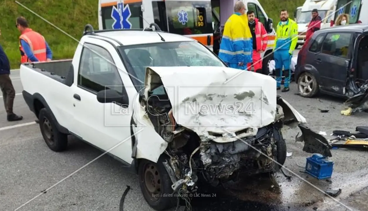 Incidente nel Cosentino, scontro tra due auto lungo la statale 283: morto un uomo