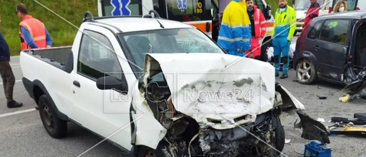 Incidente nel Cosentino, scontro tra due auto lungo la statale 283: morto un uomo