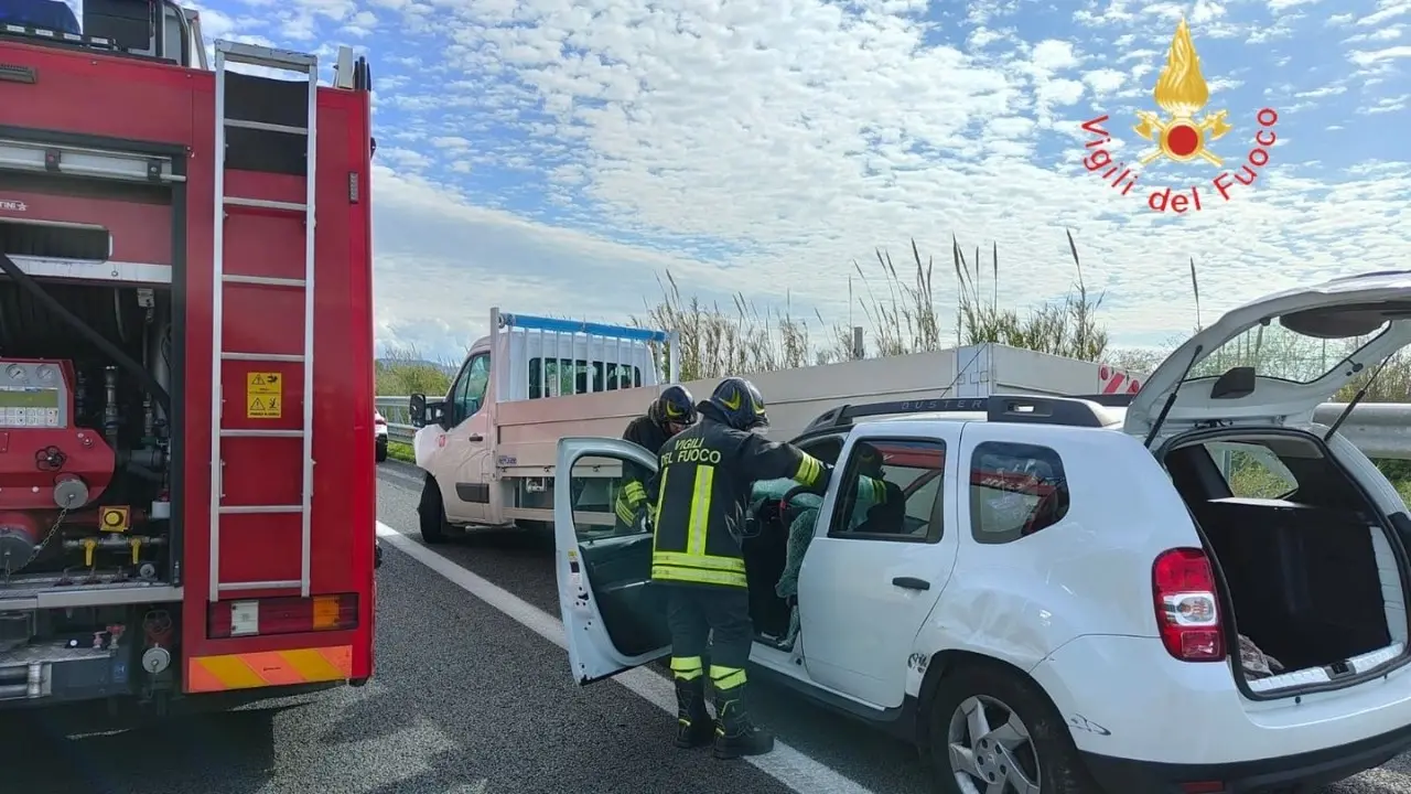 Incidente sull’A2, scontro tra un autocarro e una macchina tra gli svincoli di Lamezia e Pizzo: tre feriti