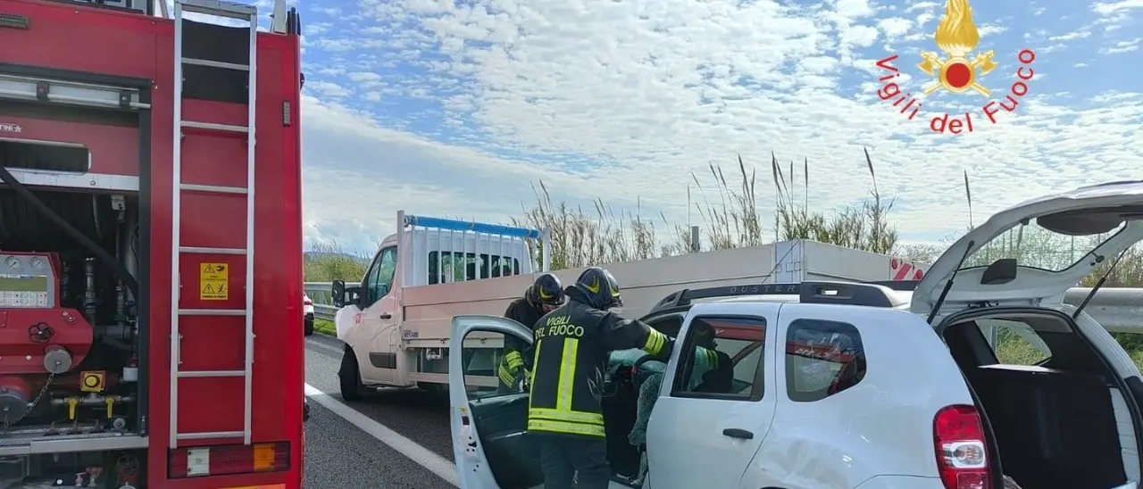Incidente sull’A2, scontro tra un autocarro e una macchina tra gli svincoli di Lamezia e Pizzo: tre feriti