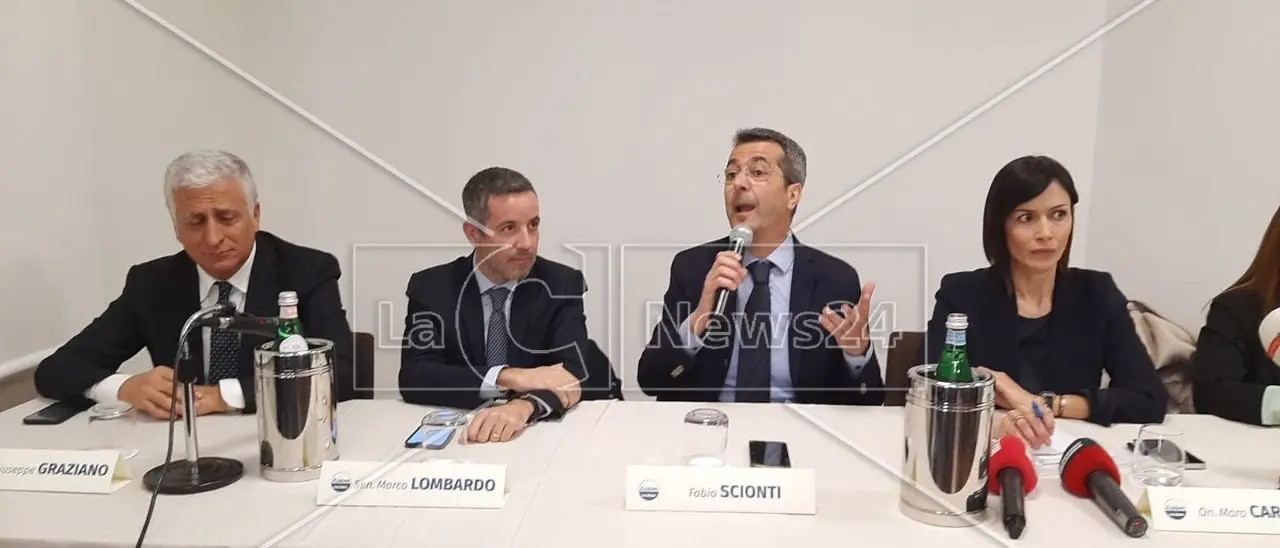 Azione di Calenda in Calabria sta con Occhiuto, a Roma all’opposizione. Scionti: «Siamo pragmatici»