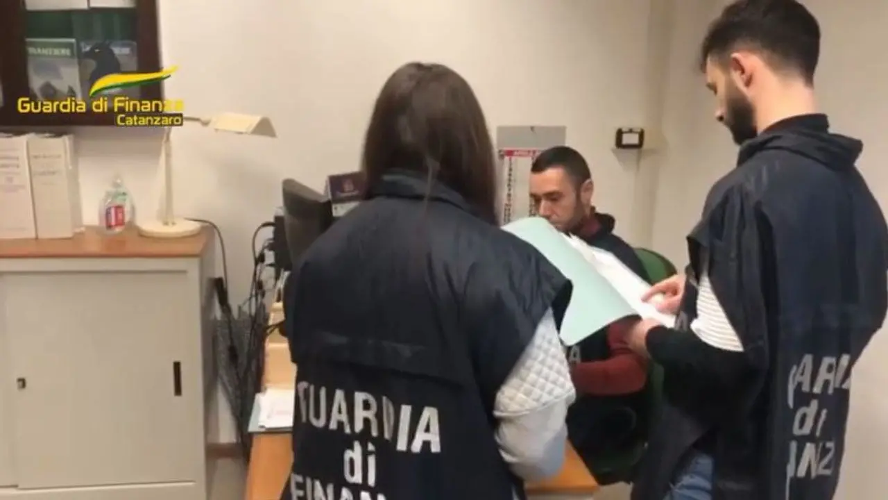 Sequestri a società pubblicitaria liquidata a Milano e trasferita in Calabria: «Debiti mostruosi nei confronti del Fisco»