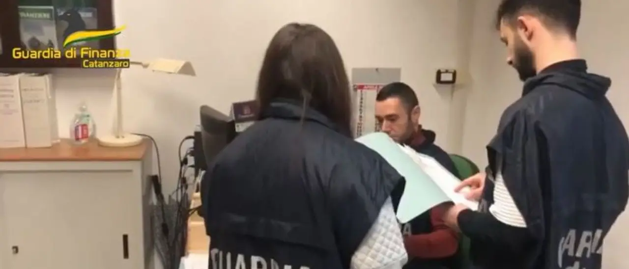 Sequestri a società pubblicitaria liquidata a Milano e trasferita in Calabria: «Debiti mostruosi nei confronti del Fisco»