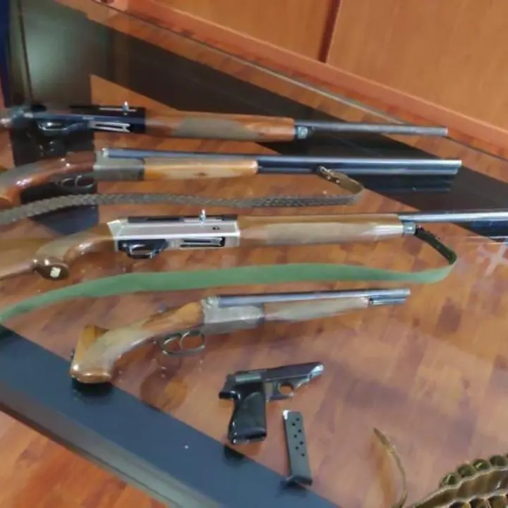 Cosenza, l’arsenale che non ti aspetti: fucili, munizioni e una pistola rinvenuti dai carabinieri in un immobile di periferia